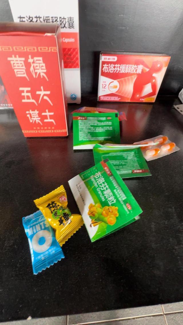 游客给曹操送布洛芬治头疼，网友：因为丞相生性多疑，需有人试吃