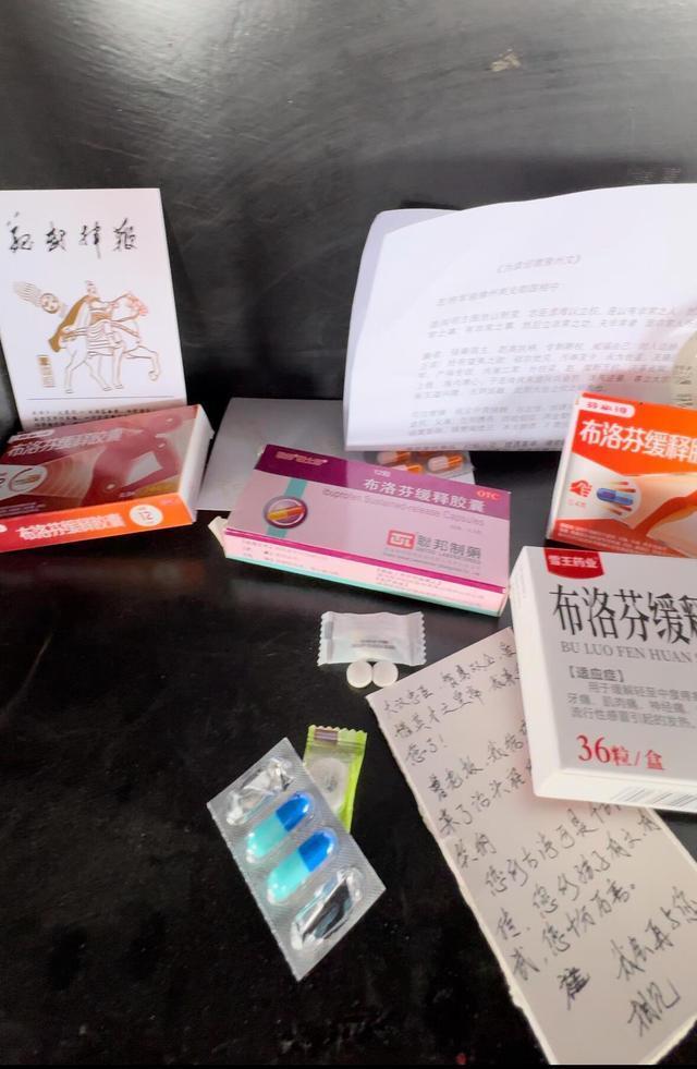 游客给曹操送布洛芬治头疼，网友：因为丞相生性多疑，需有人试吃